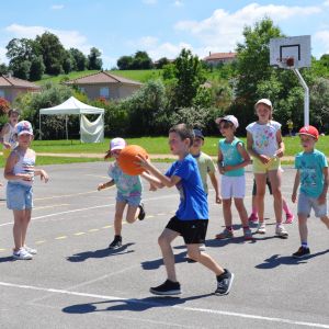 Enfants qui jouent au basket