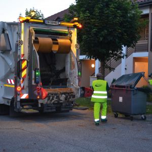 Collecte des déchets par camion ordure et éboueurs
