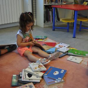 Enfant qui joue au milieu de livres